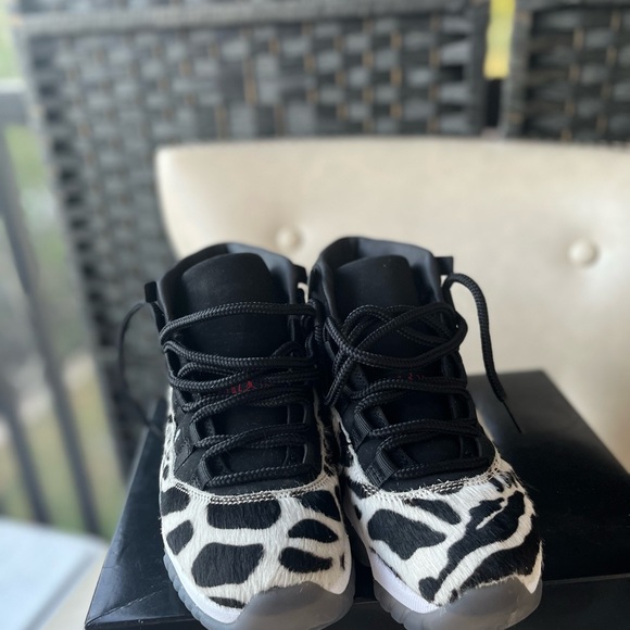 Too small for me. Worn once 4 hours